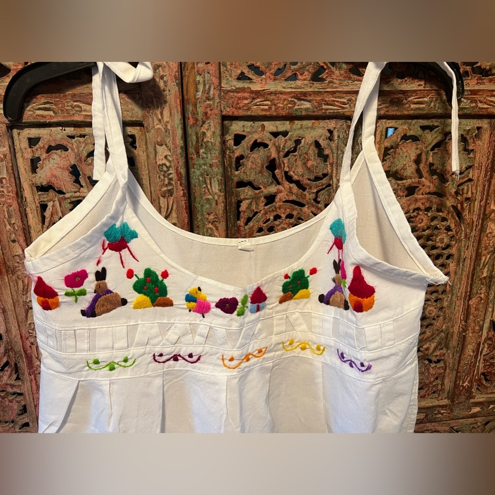 Beautiful embroidered El Salvador dress - Picture 4 of 8